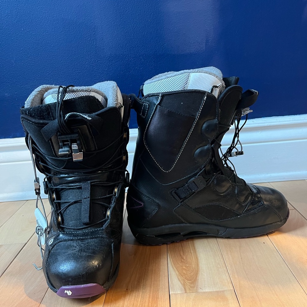 Women's snowboarding boots